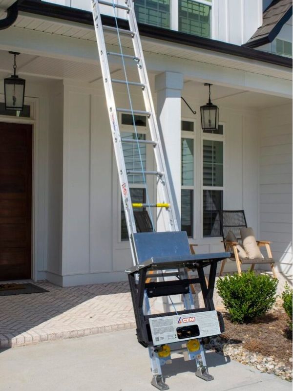 Battery Solar Lift apoyado en la fachada de una vivienda, con la escalera extendida hacia la cubierta