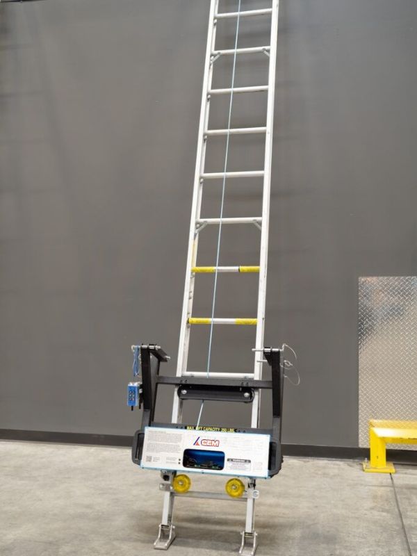 Elevador de escalera CEM Battery Solar Lift listo para subir material