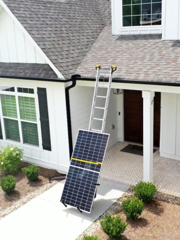 Battery Solar Lift durante un trabajo de instalación en cubierta
