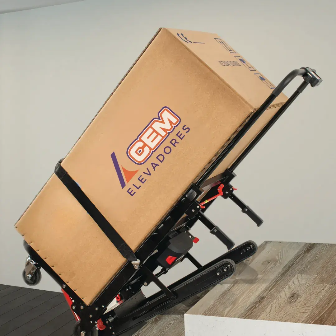 Gorilla 160 transportando una caja de gran formato con el logo de CEM Elevadores, apoyada sobre un escalón